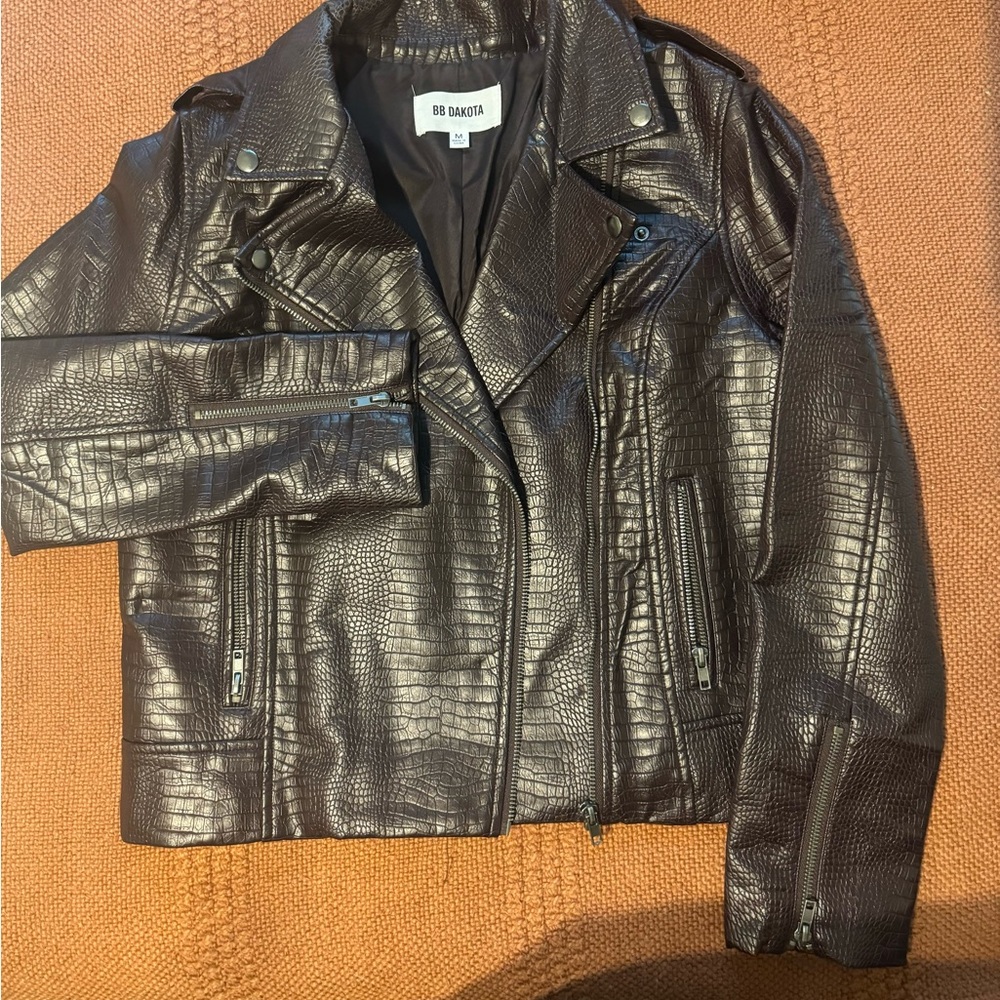 Beautiful leather jacket in a dark chocolate/burgundy color brand new condition